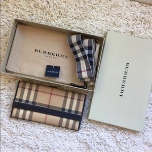 Burberry Wallet. Classic design.. black interior. Many card compartments